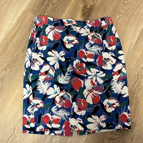J Crew The Basketweave Pencil Skirt Size 4 Blue Red Floral Print - Picture 1 of 6